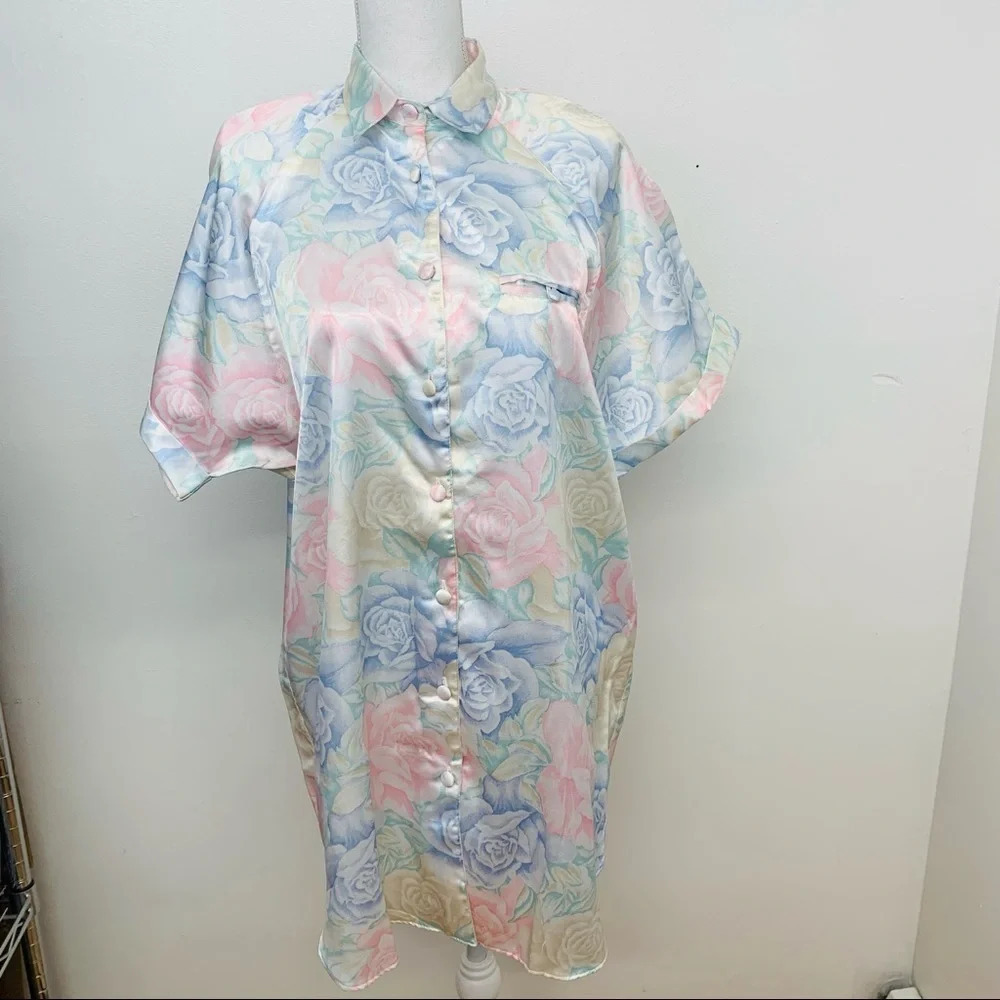 Vintage Nightshirt  Woman Sz  Small Satin Gown Pastel   Floral Short‎ Sleeve
